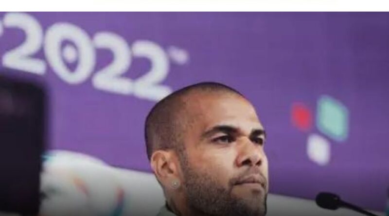 A estratégia de defesa do jogador Daniel Alves, acusado de estupro na Espanha, mudou mais uma vez. Agora, o atleta alegará que estava bêbado e não se lembra do que aconteceu na boate Sutton. Além disso, a ex-mulher do jogador, Joana Sanz, vai ajudar na defesa e dirá que Alves chegou alterado em casa naquela noite.