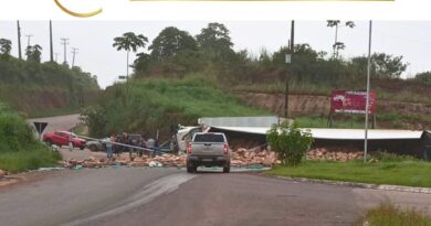 Na manhã de segunda-feira, dia 15 de abril, uma carreta que trafegava pela BR 010, tombou na rotatória entre a BR 010 e a PA 125, que dá acesso à sede do município de Paragominas.