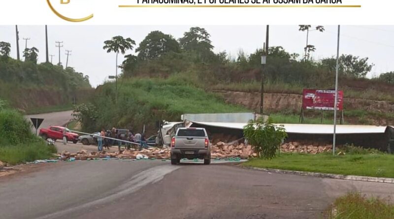 Na manhã de segunda-feira, dia 15 de abril, uma carreta que trafegava pela BR 010, tombou na rotatória entre a BR 010 e a PA 125, que dá acesso à sede do município de Paragominas.