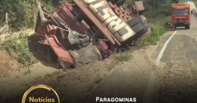 Um caminhoneiro morreu na manhã de terça-feira, dia 25 de março, após o tombamento de uma carreta carregada de soja na rodovia PA-256, em Paragominas, numa curva pouco antes da ponte sobre o Rio Capim.